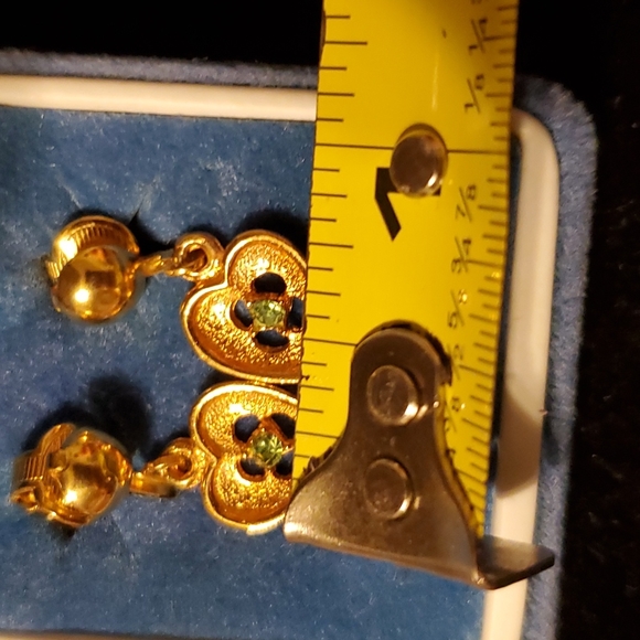 Vintage La Rue clips goldtone clip earrings hearts with green stones - Picture 5 of 8